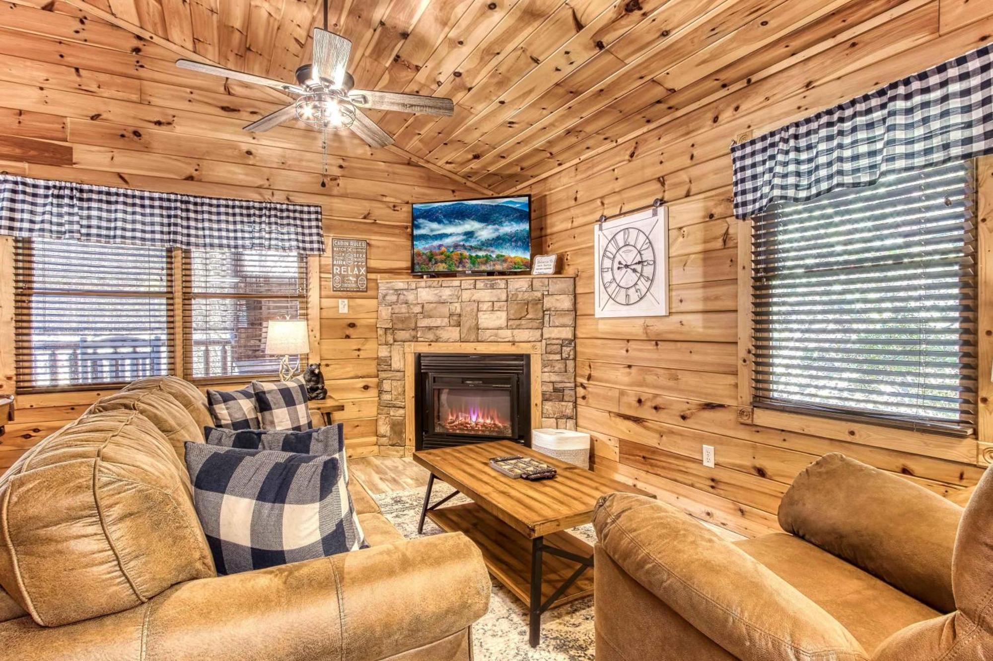 Hébergement de vacances Dog Friendly, Romantic Mtn Getaway Hot Tub Pool Gatlinburg